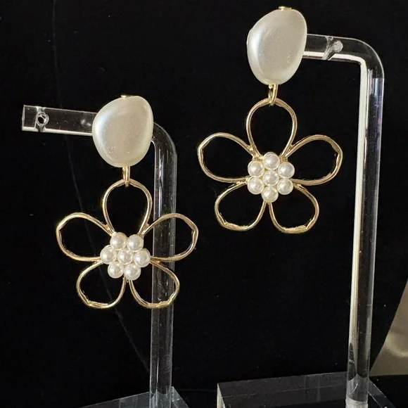 Fun Gold Tone Dangle Daisy Flower Faux Pearl Earrings NWT - Picture 1 of 7